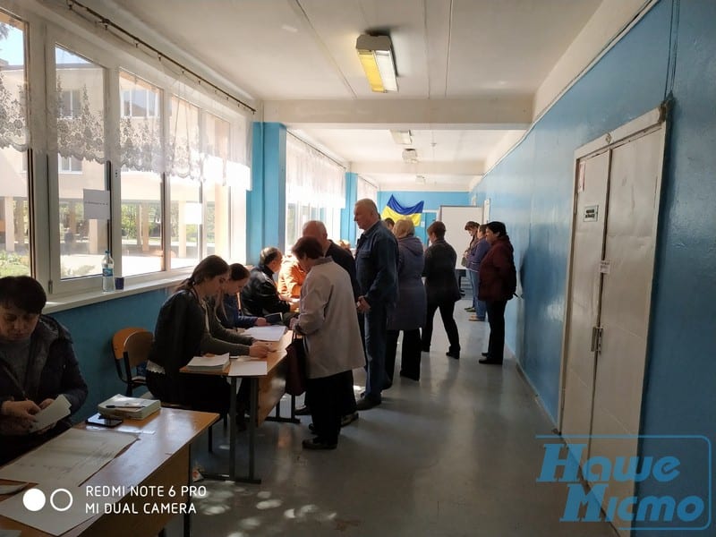 Приходят семьями: Днепр активно голосует во втором туре выборов. Новости Днепра