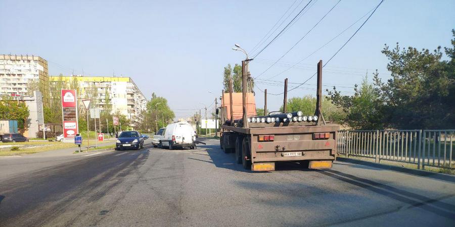 Масштабное ДТП на Победе-6: грузовик с чурками протаранил фургон (видео). Новости Днепра