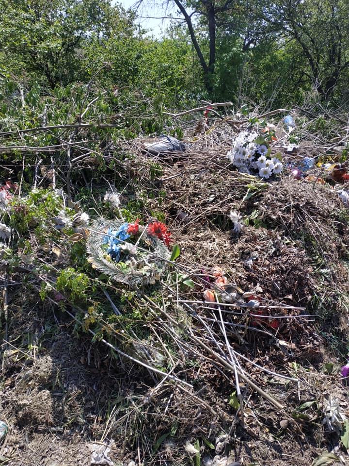 Вы опять тащите пластик покойным: днепрянка раскритиковала горожан за горы «мертвых цветов» на кладбищах. Новости Днепра