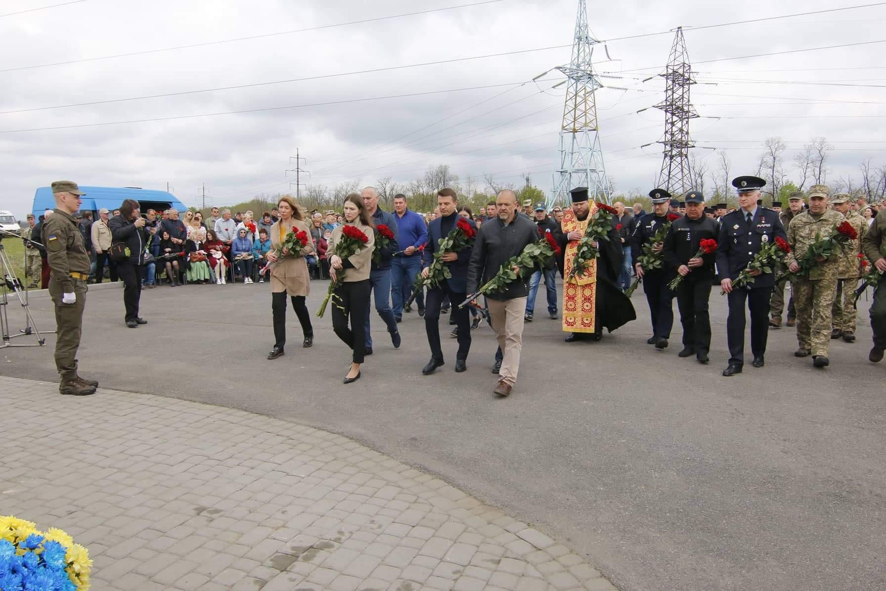 На Краснопільському цвинтарі у Дніпрі вшанували пам’ять героїв, загиблих у зоні АТО/ООС. Новости Днепра