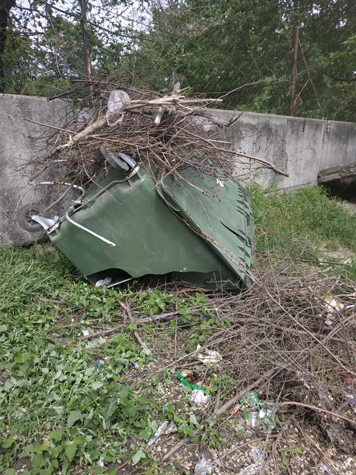 В Днепре изобрели новый вид издевательства над мусорными баками: туда грузят навоз и землю. Новости Днепра