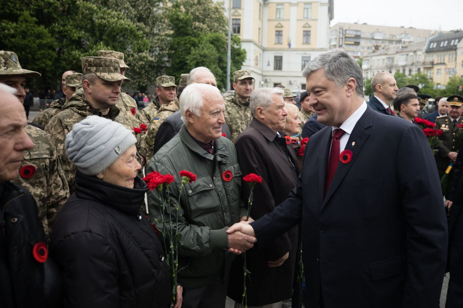 Мы ничего не забыли: Петр Порошенко отметил День Победы вместе с народом. Новости Днепра