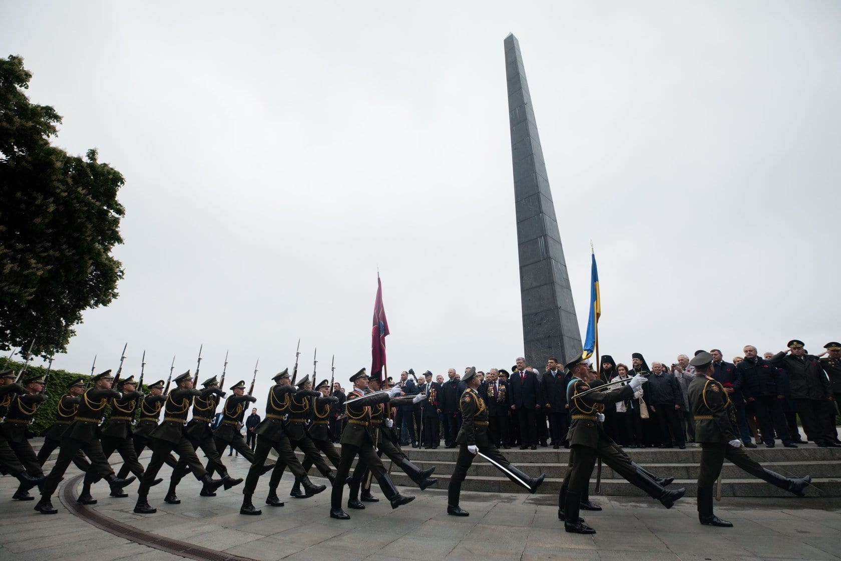 Мы ничего не забыли: Петр Порошенко отметил День Победы вместе с народом. Новости Днепра