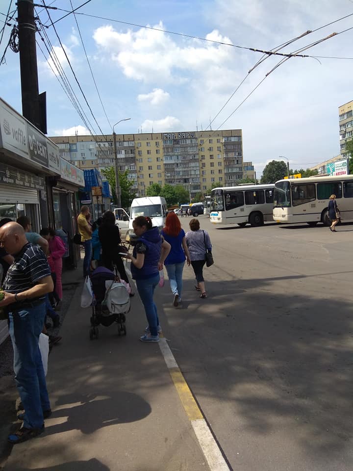 В Днепре уличные торгаши "отжали" у горожан часть тротуара. Новости Днепра