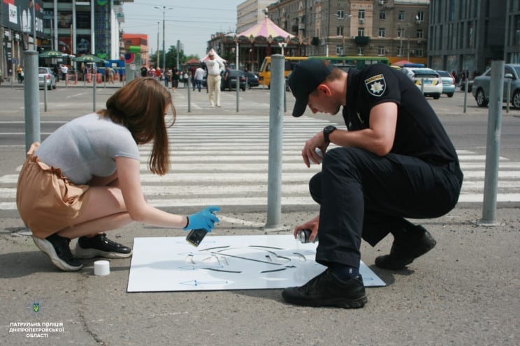 В центре Днепра патрульные разукрасили тротуары предупреждениями. Новости Днепра