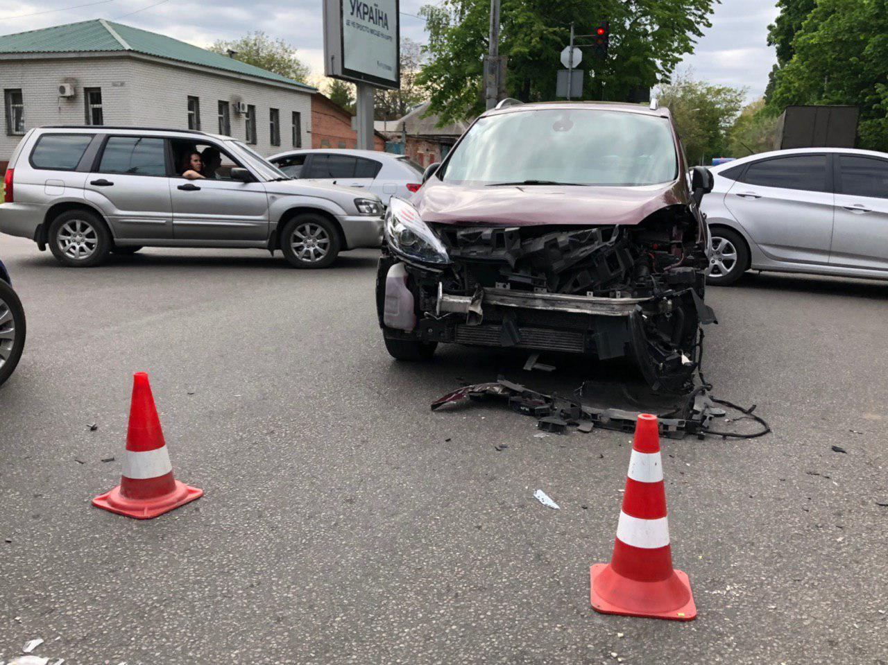 В центре Днепра произошло серьезное ДТП: автомобиль перевернулся на крышу. Новости Днепра