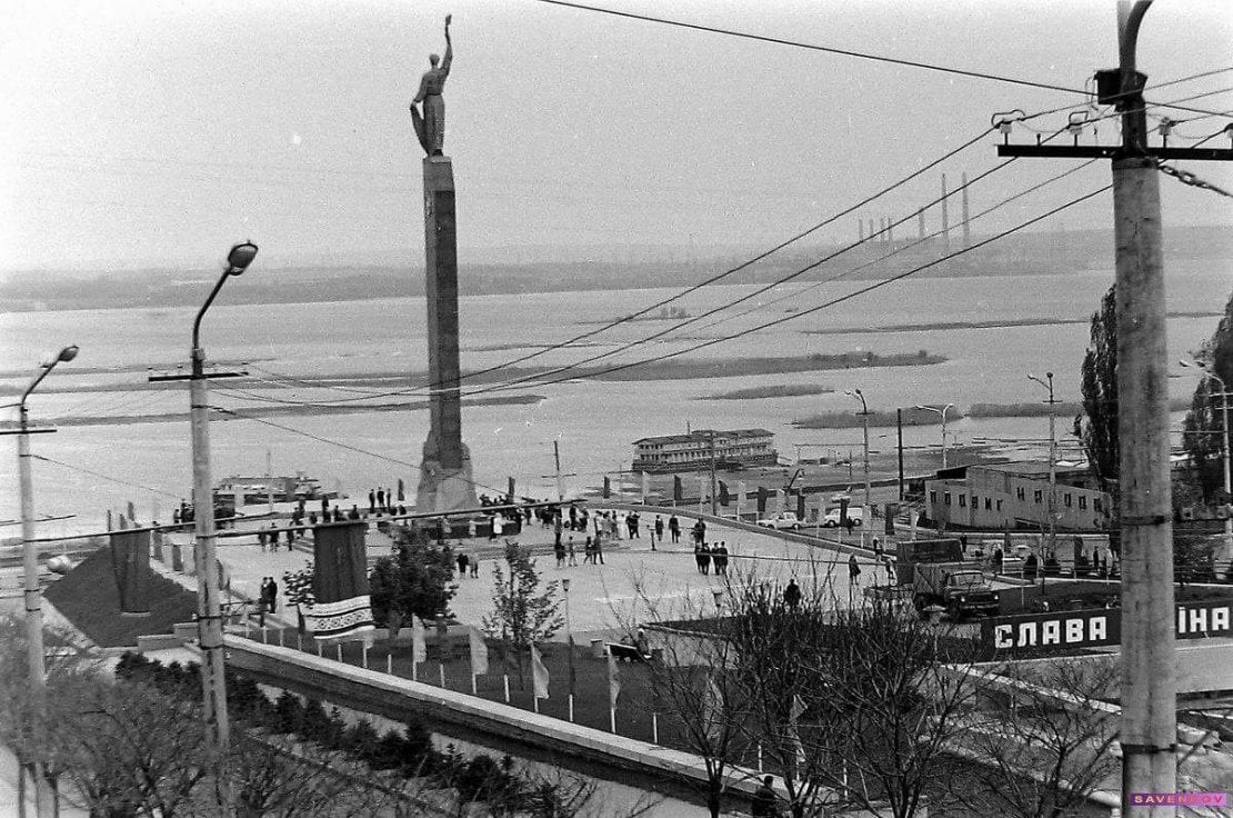 Как выглядел памятник Славы в Днепре в 70-х годах. Новости Днепра