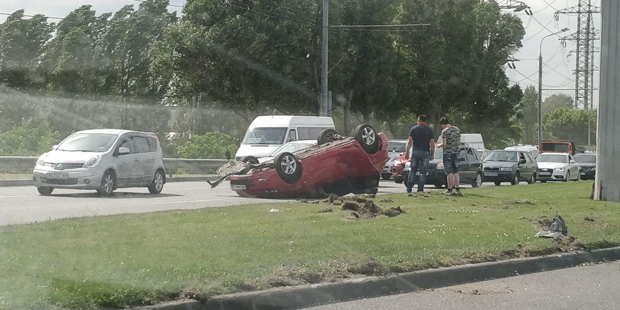 В Днепре на съезде с моста перевернулся автомобиль: движение затруднено. Новости Днепра