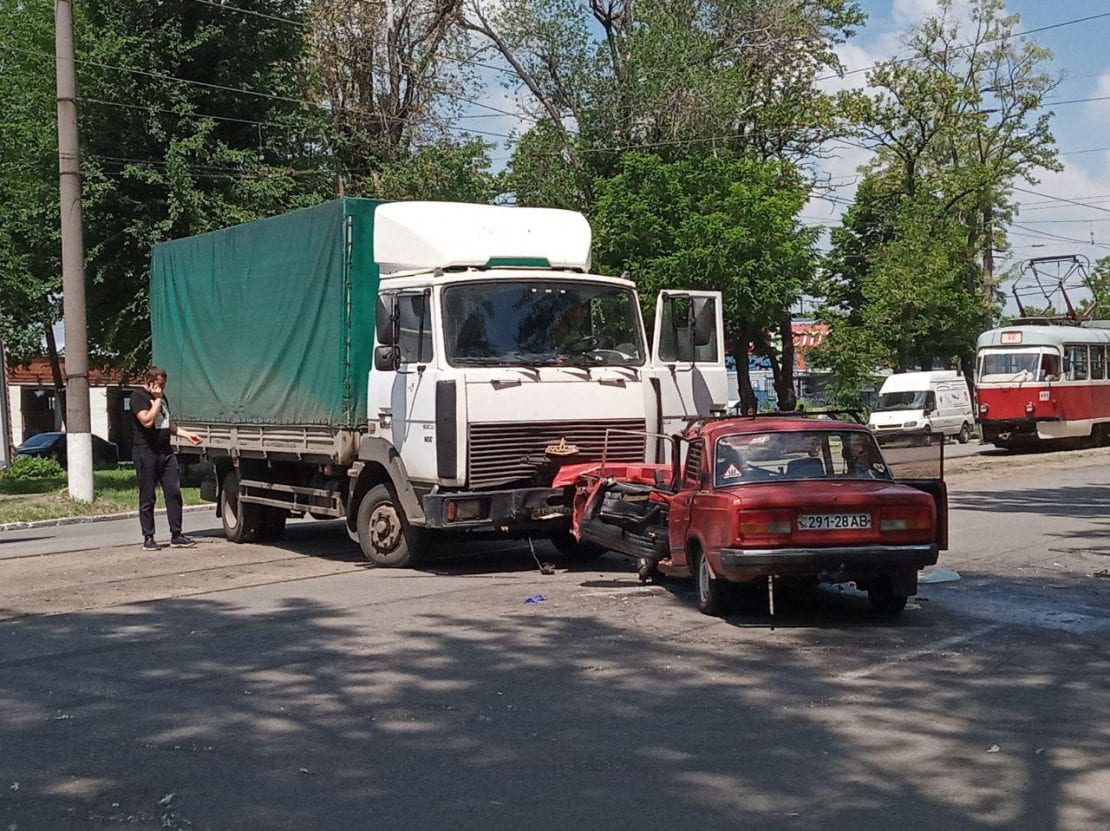 От машины осталась груда металла: на пр. Б. Хмельницкого в Днепре «Маз» раздавил «Жигули» (Фото). Новости Днепра