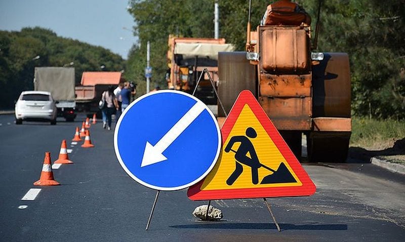 В Днепропетровской области гарячим асфальтобетоном латают ямы на дорогах: где проходит ремонт. Новости Днепра
