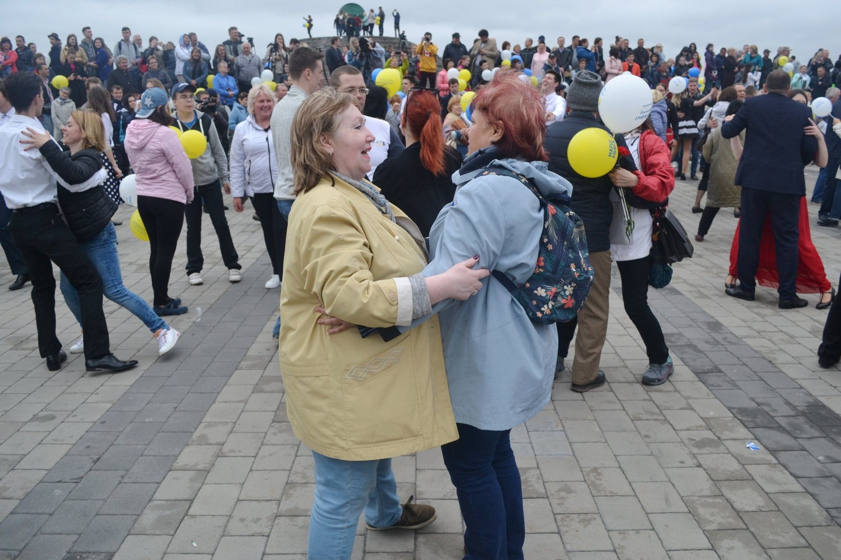 В Днепре на Фестивальном причале проходит массовый и яркий праздник «Дякуємо за Життя», посвященный Дню Победы (Фото). Новости Днепра