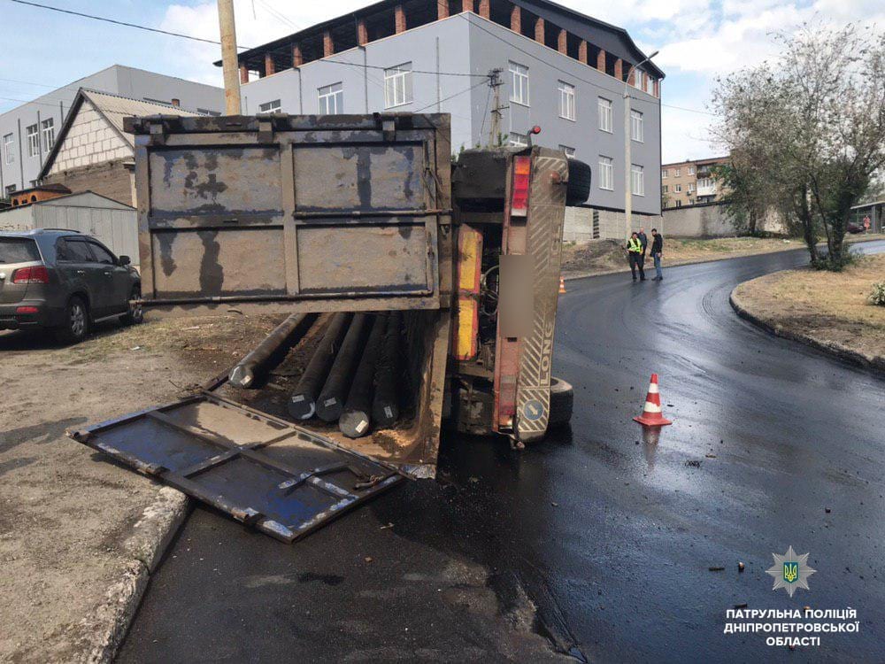 В Днепре на оживленном перекрестке перевернулась фура с трубами (Фото). Новости Днепра