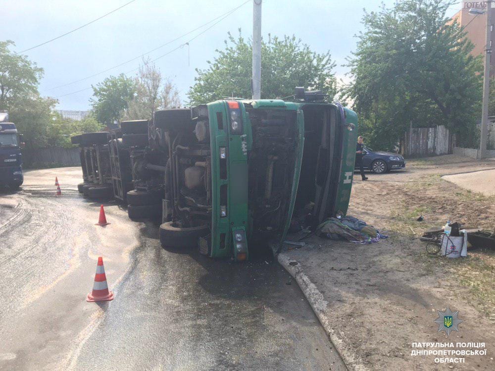 В Днепре на оживленном перекрестке перевернулась фура с трубами (Фото). Новости Днепра