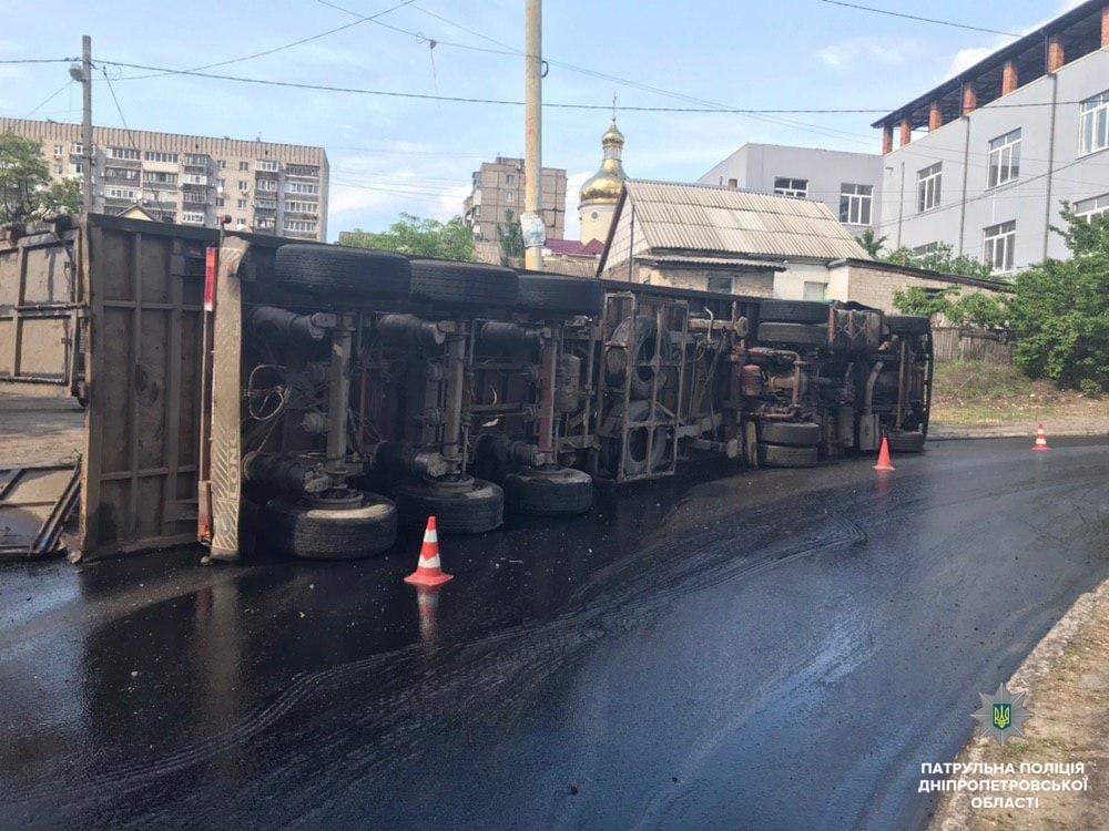 В Днепре на оживленном перекрестке перевернулась фура с трубами (Фото). Новости Днепра