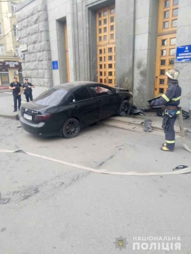 Въехал на машине в мэрию: в Харькове произошло серьезное ДТП (Фото). Новости Днепра