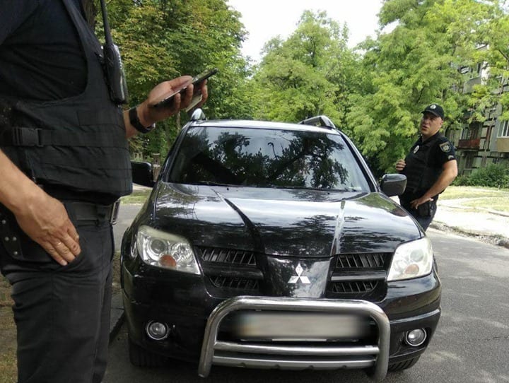 В Днепре из автомобиля на заправке похитили крупную сумму денег: подробности. Новости Днепра