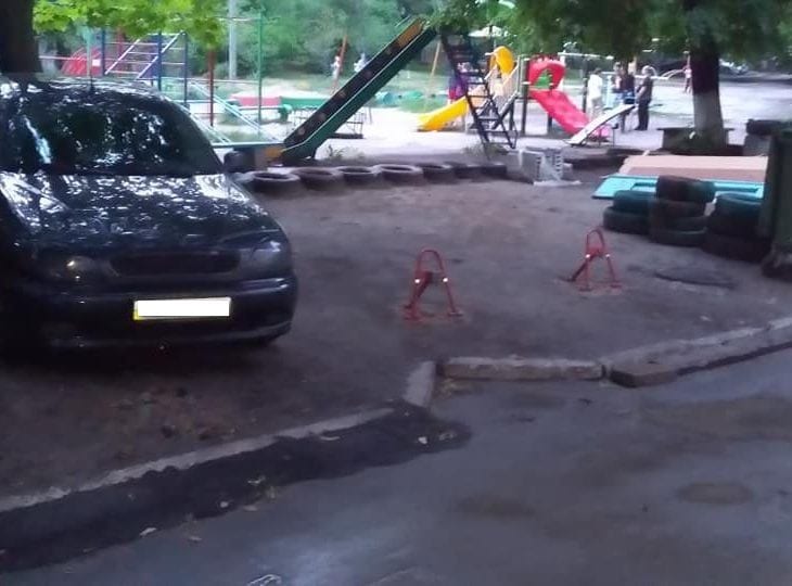 В Днепре на ж/м Тополь-3 местные жители устраивают во дворах персональные стоянки (Фото). Новости Днепра