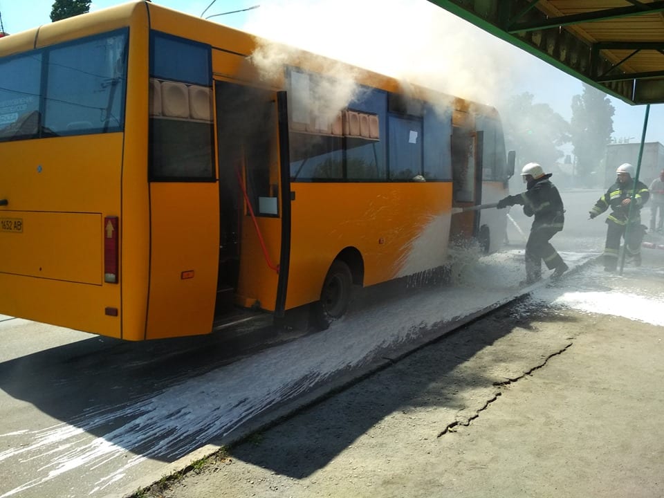 Под Днепром на ходу загорелся автобус с пассажирами (Фото). Новости Днепра