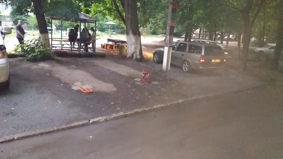 В Днепре на ж/м Тополь-3 местные жители устраивают во дворах персональные стоянки (Фото). Новости Днепра