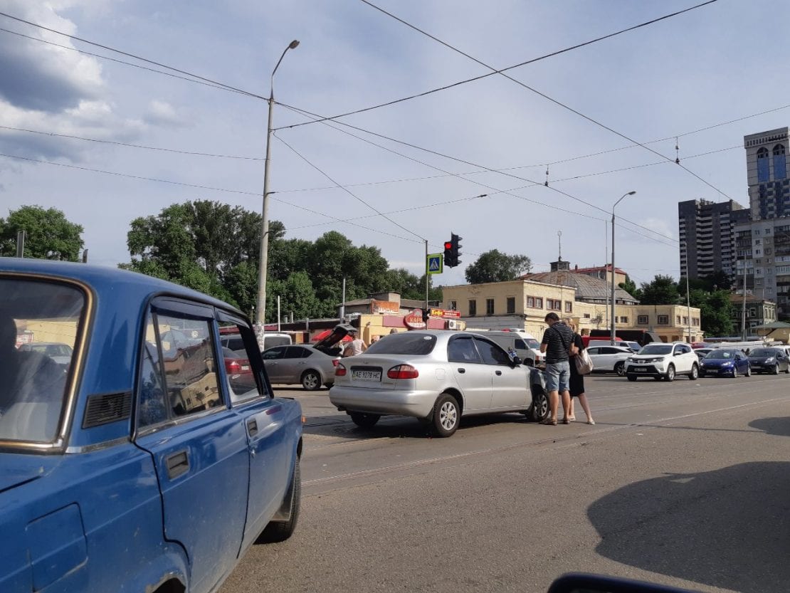 ДТП в Днепре возле «Озерки»: водители объезжают по встречной полосе (Фото). Новости Днепра