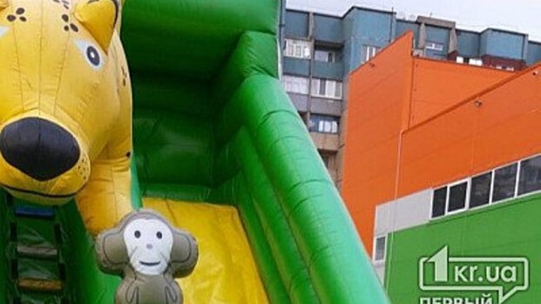 Ураганный ветер оторвал от земли батут с детьми в Днепропетровской области: много пострадавших. Новости Днепра
