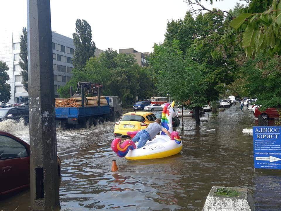 Киев затопило: люди плавают по городу на надувных кругах (Фото). Новости Днепра