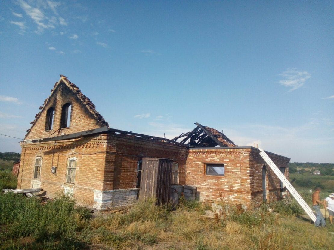 В Бердянском районе шаровая молния разрушила дом (Фото). Новости Днепра