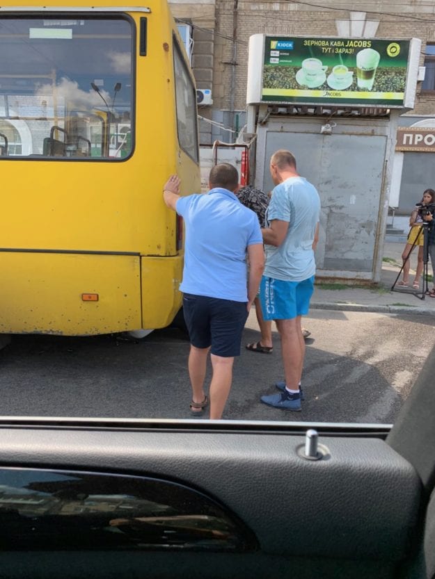 В Днепре мотоциклист на полном ходу влетел под маршрутку (фото). Новости Днепра