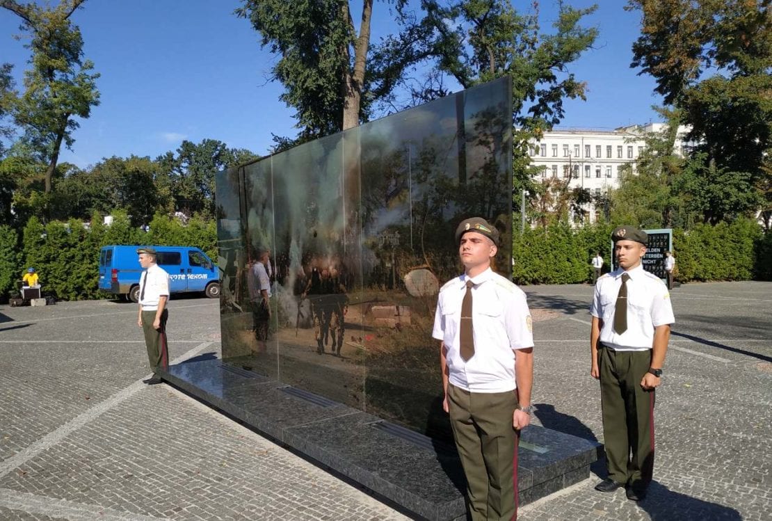 Слезы, горе и вечная боль: тысяча людей в центре Днепра пришли на митинг памяти (Фото). Новости Днепра