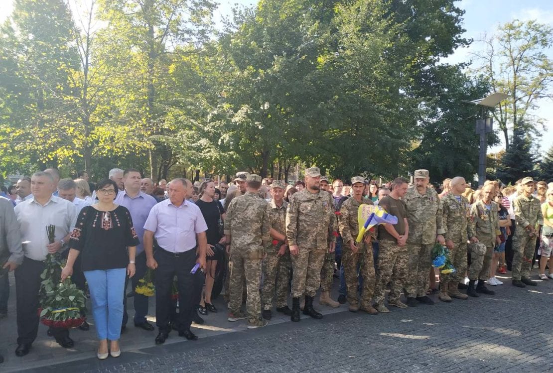 Слезы, горе и вечная боль: тысяча людей в центре Днепра пришли на митинг памяти (Фото). Новости Днепра