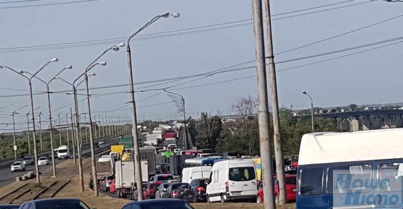 В Днепре огромная пробка на Кайдакском мосту: произошло ДТП (Фото, видео). Новости Днепра