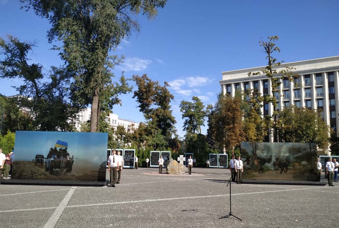 Слезы, горе и вечная боль: тысяча людей в центре Днепра пришли на митинг памяти (Фото). Новости Днепра