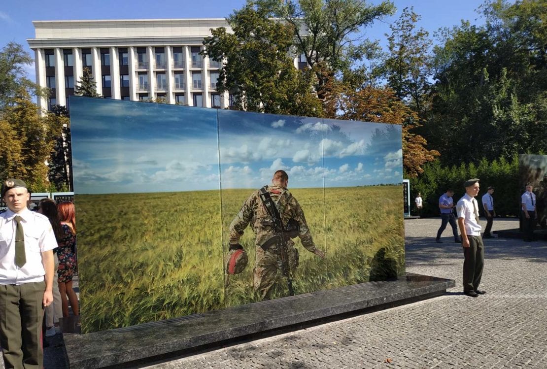 Слезы, горе и вечная боль: тысяча людей в центре Днепра пришли на митинг памяти (Фото). Новости Днепра