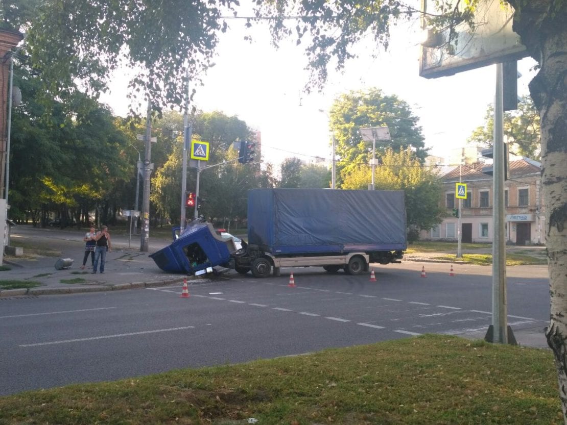 В Днепре на пр. Поля фура врезалась в столб и развалилась на части (Фото). Новости Днепра