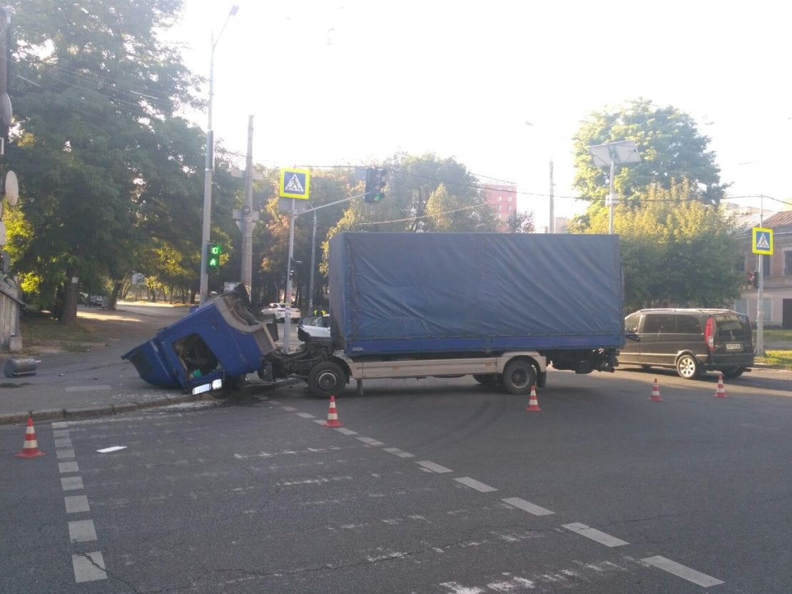 В Днепре на пр. Поля фура врезалась в столб и развалилась на части (Фото). Новости Днепра