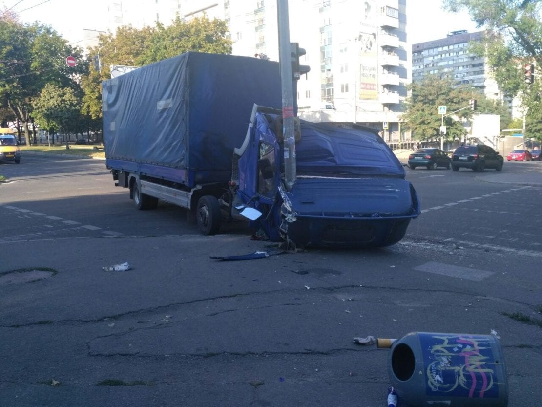 В Днепре на пр. Поля фура врезалась в столб и развалилась на части (Фото). Новости Днепра