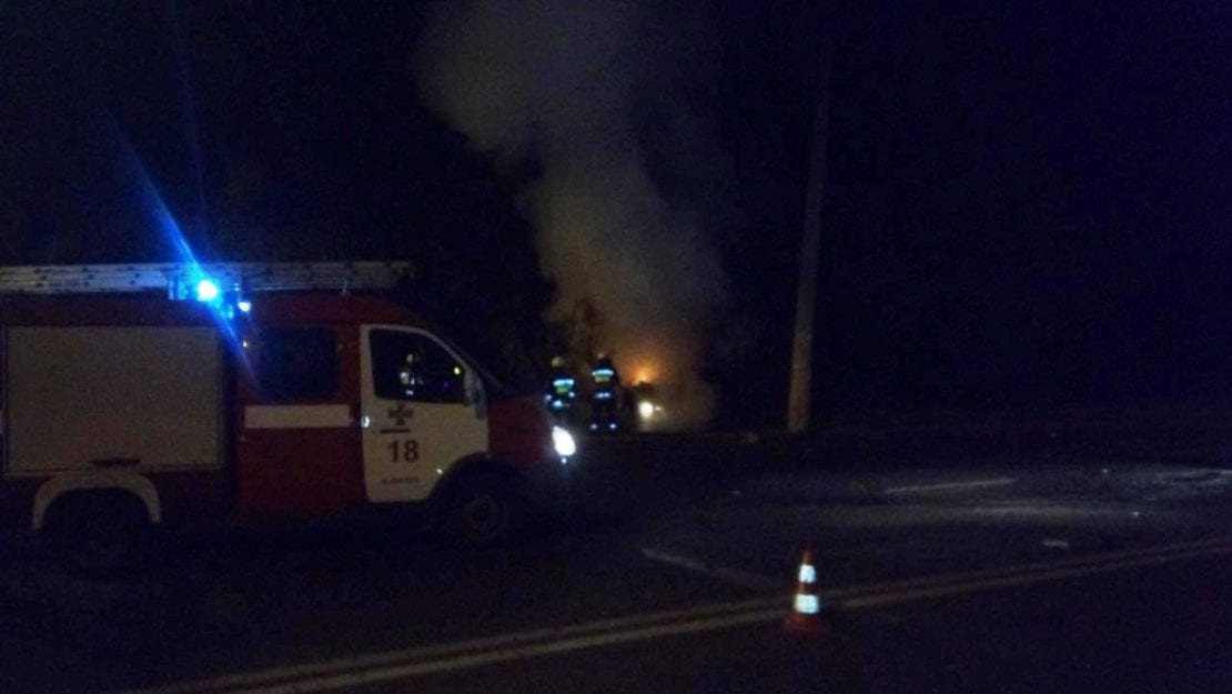 Запчасти по всей дороге и сгоревшее авто: жуткое ДТП в Днепре на ул. Янтарной. Новости Днепра