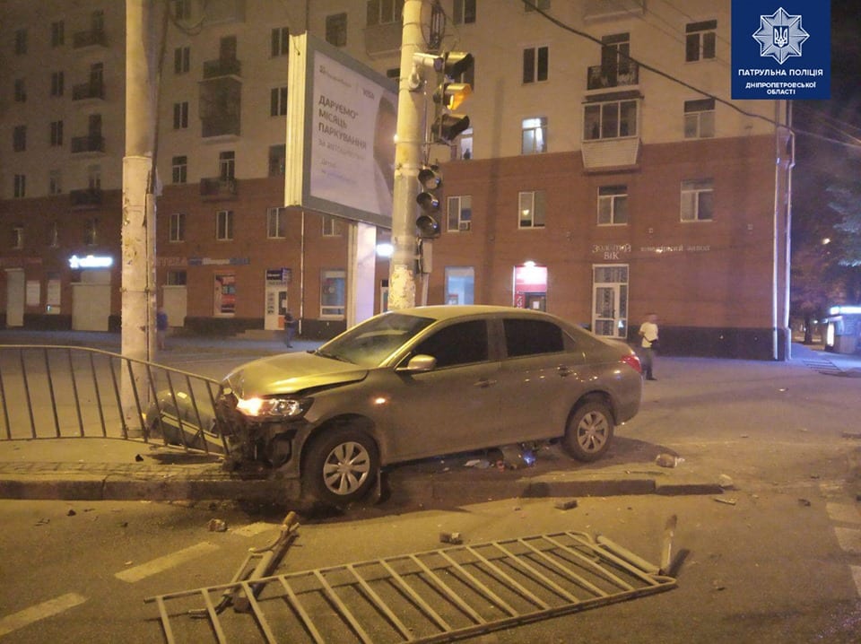 В Днепре на пр. Яворницкого водитель уснул за рулем и раскурочил автомобиль (Фото). Новости Днепра