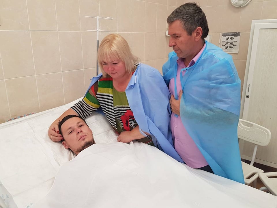 Один вопрос – когда закончиться война: в Мечникова приехали родители раненого молодого офицера. Новости Днепра