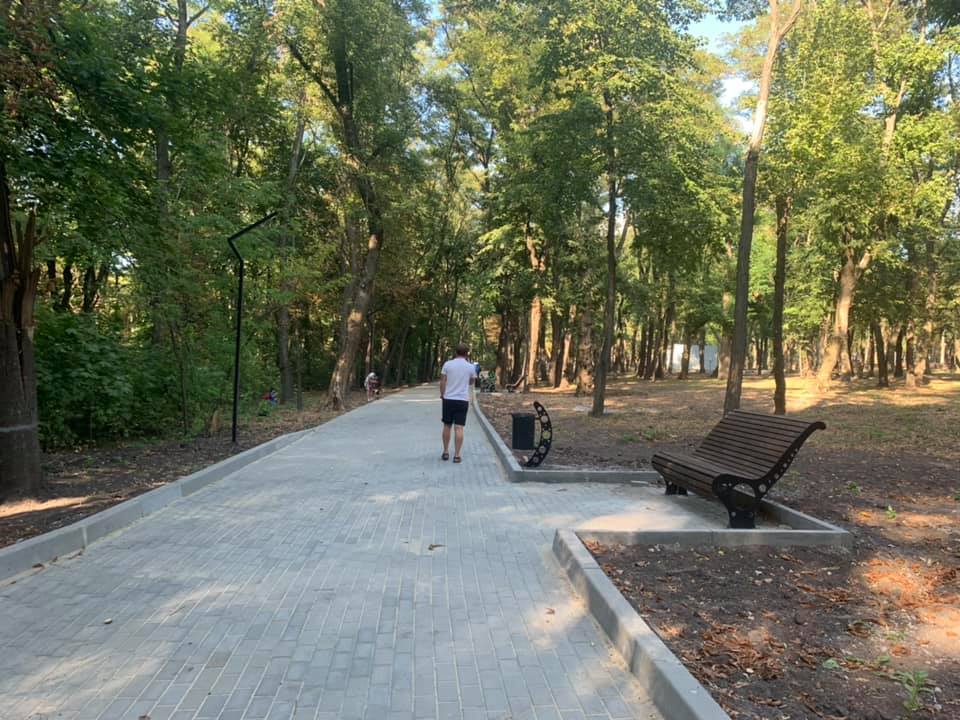 В Днепре горожане "оккупировали" лавочки в парке Гагарина (Фото). Новости Днепра