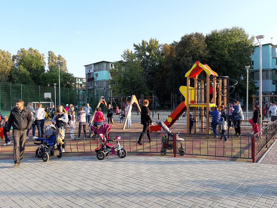 В Днепре на ж/м Западный открыли чудо-сквер: одновременно и радостно, и страшно (Фото). Новости Днепра