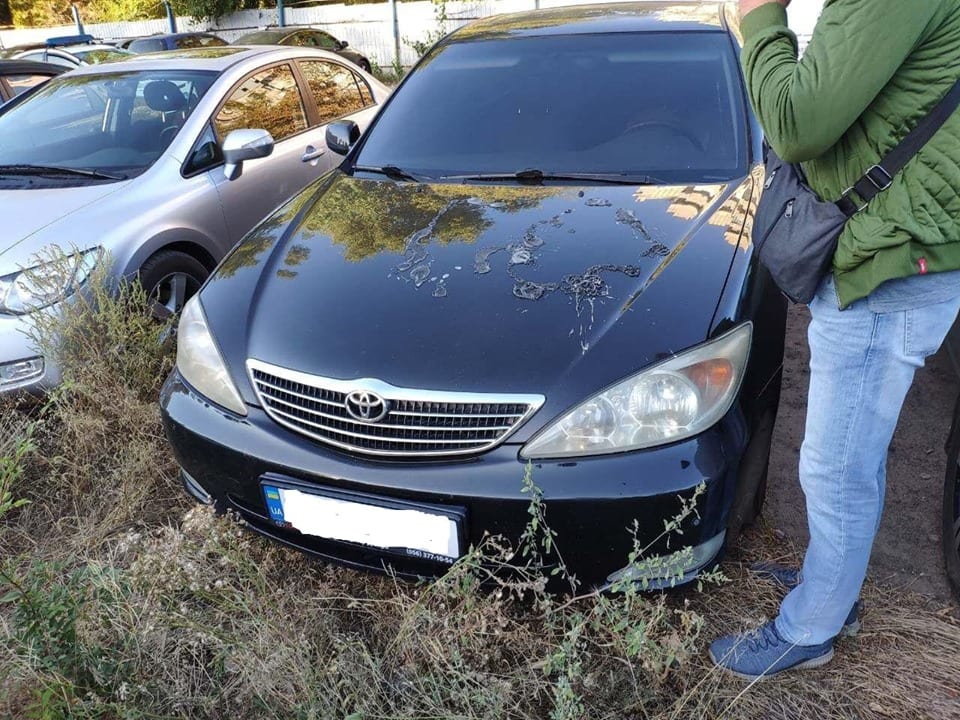 В Днепре на Красном Камне вандалы изувечили кислотой около полсотни авто (Фото). Новости Днепра