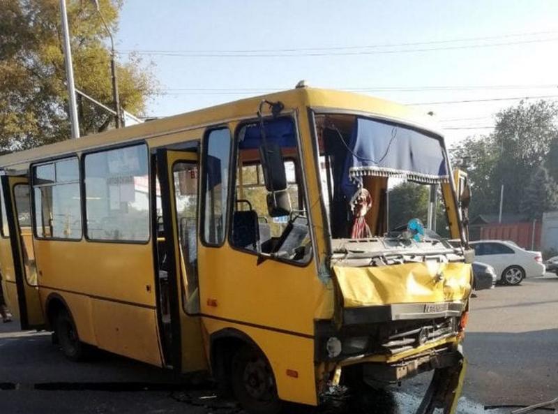 Новое масштабное ДТП с маршруткой произошло в Днепре: 11 пассажиров в больнице. Новости Днепра