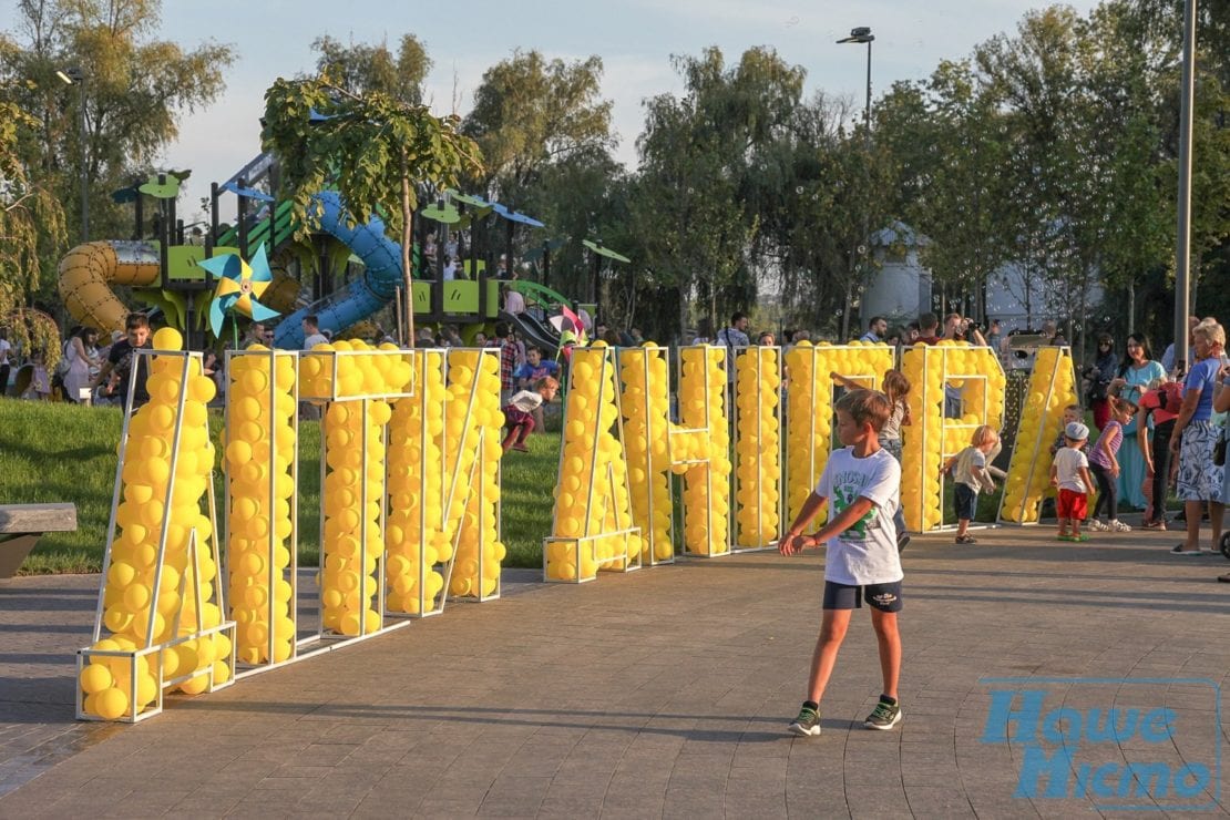 В Днепре на набережной открыли фантастический сквер (Фоторепортаж). Новости Днепра