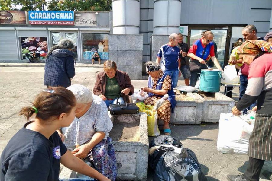 В Днепре 12 сентября бесплатно кормили на Привокзальной площади