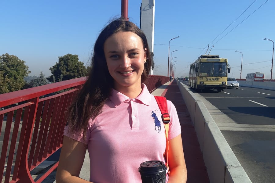 «Я не захотела ехать в маршрутке. Сегодня прекрасная погода, поэтому решила пройтись через новенький мост. Раньше было страшно ходить, ведь все было старым и полуразвалившимся. А сейчас все усовершенствовали, поэтому изменения, как по мне, потрясающие»