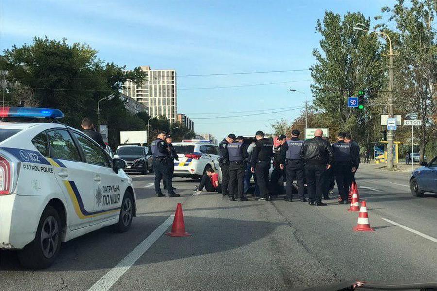 В Днепре на набережной толпа полицейских и люди на дороге: что происходит. Новости Днепра