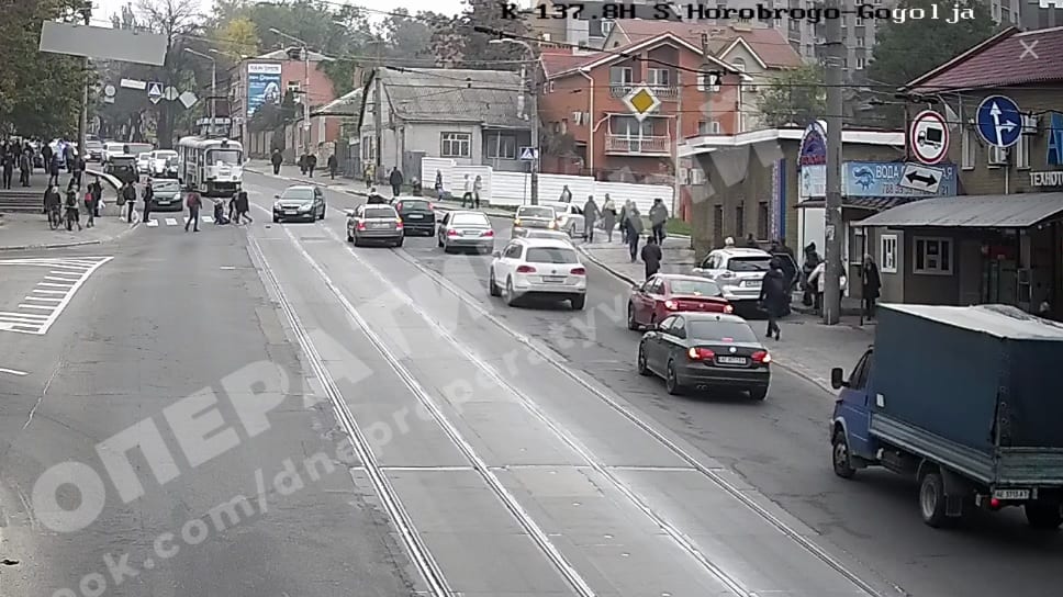 В Днепре на переходе сбили маму с ребенком: появилось видео момента аварии. Новости Днепра