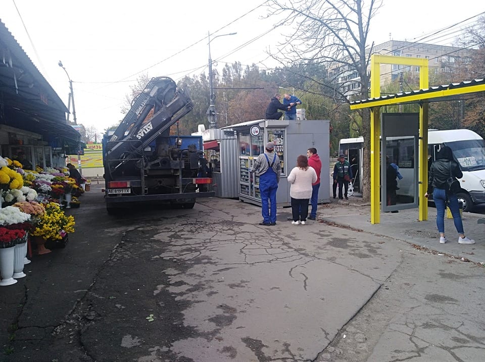 В Днепре на Тополе прошла массовая "чистка" ларьков (Фото). Новости Днепра