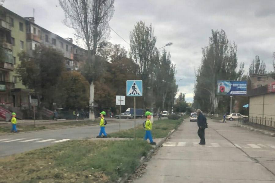 Под Днепром на улицах появились желтые человечки. Новости Днепра